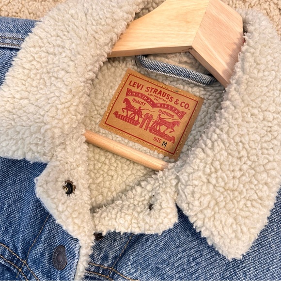 Levi's Light Blue Jean Jacket with Cream Collar - Picture 6 of 7